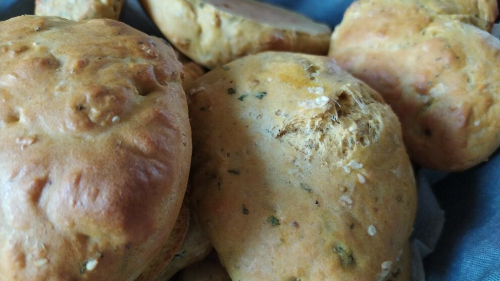 Brötchen im Korb